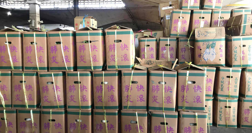 台北農產運銷公司出現大批印有「肺炎快滾」的紙箱。（圖／翻攝自臉書Edward Chiang）