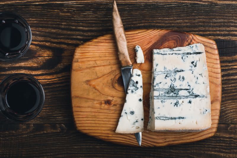 Les fromages à pâte dure et à pâte molle ne se découpent pas de la même façon. [Photo : Getty]