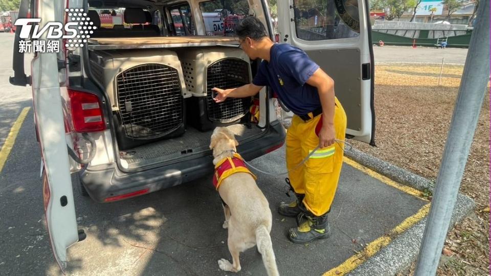 南高屏特搜隊、搜救犬集結出動救災。（圖／TVBS）