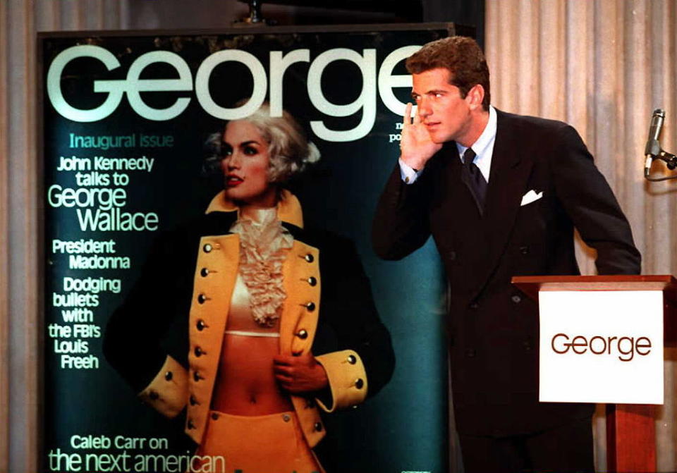 En 1995, John Kennedy Jr, le fils du président assassiné, lance un magazine mi-people mi-politique. Il choisit de le baptiser <em>George</em>, en hommage à George Washington. Lors de son lancement très attendu, le public et la presse découvrent qu’il a choisi Cindy Crawford pour faire la couverture du premier numéro. Le top model y apparaît vêtu et coiffé comme le premier président des États-Unis… Mais avec une veste largement ouverte sur une brassière très sexy. <em>©BOB STRONG/AFP via Getty Images</em>