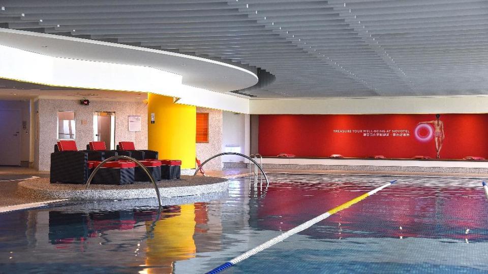 室內泳池區設有25公尺28°C。（圖／華航諾富特飯店提供）