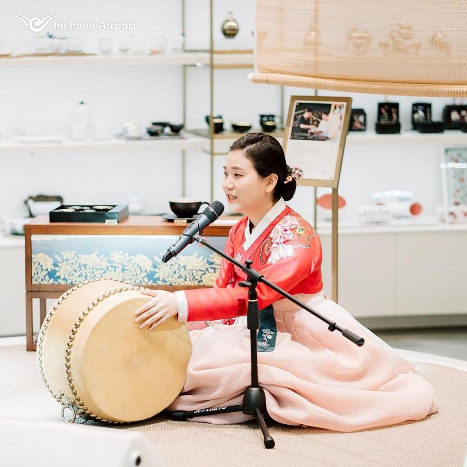 Para promocionar la cultura de Corea del Sur, el Aeropuerto Internacional de Incheon, el mayor del país, ofrece cada día espectáculos en directo. Desde conciertos de música clásica o de k-pop a sesiones de baile o desfiles de ropa tradicional (Foto: Instagram / <a href="http://www.instagram.com/p/B7QJnQXlEs9/" rel="nofollow noopener" target="_blank" data-ylk="slk:@incheon_airport;elm:context_link;itc:0;sec:content-canvas" class="link ">@incheon_airport</a>).