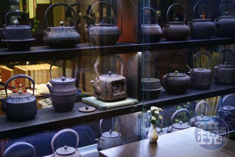 玻璃櫃裡的茶壺老件，是老闆多年來的收藏，古意典雅。