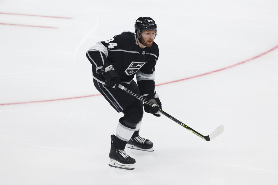 LOS ANGELES, CA – 23. APRIL: Der Verteidiger der Los Angeles Kings, Vladislav Gavrikov (84), läuft während eines NHL First Round Western Conference Playoff-Spiels zwischen den Edmonton Oilers und den Los Angeles Kings am 23. April 2023 in der Crypto.com Arena in Los Angeles Angeles, Kalifornien.  (Foto von Ric Tapia/Icon Sportswire über Getty Images)