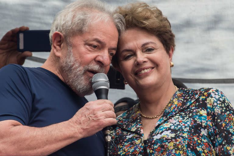 La expresidenta vinculó el juicio político en su contra y la debacle judicial de Lula a un mismo "golpe parlamentario y mediático"