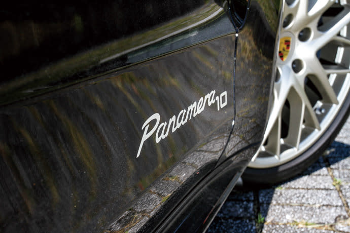 在Panamera 10 Years Edition車型上，外觀部分可以輕易發現，雙前車門下方配有限定版獨有的「Panamera10」徽飾，就連輪圈部分也採用21吋Panamera Sport Design設計輪圈施以金屬消光白金烤漆打造。