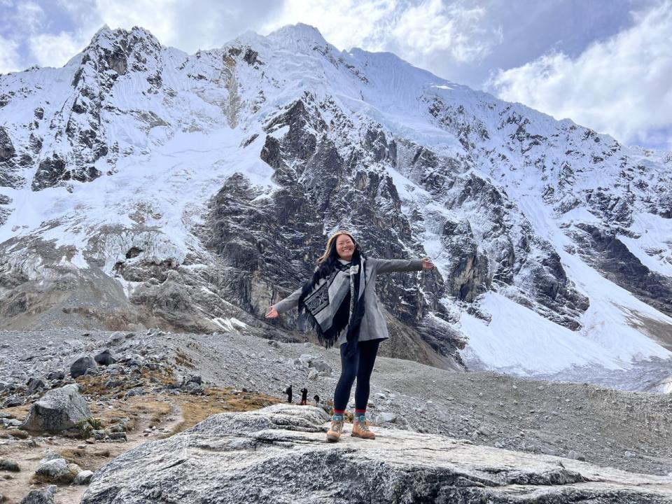 Hu, fotografiada en el paso de Salkantay, de camino a Machu Picchu, Perú, en junio de 2022. Crédito: Nicole Hu