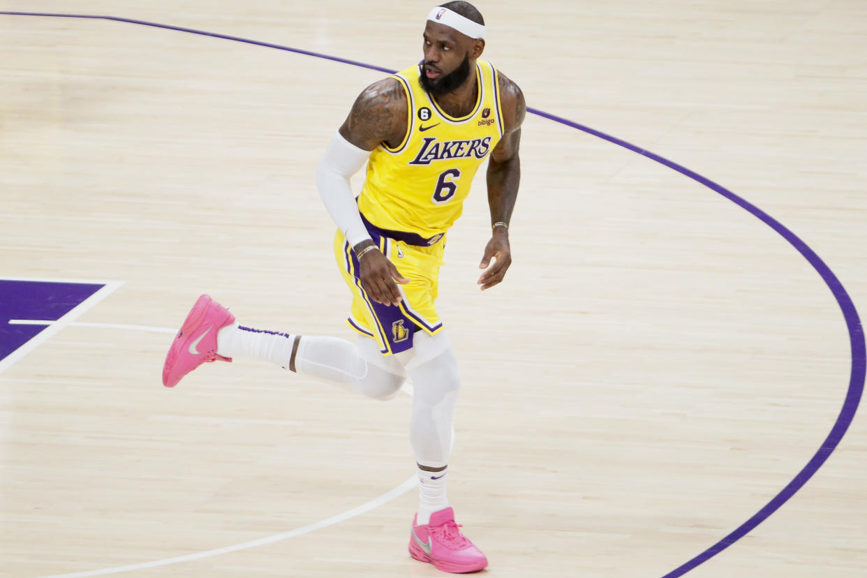 Los Angeles Lakers forward LeBron James (6) 