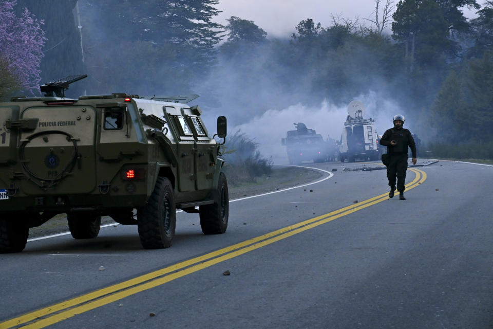 Policías disparan gases lacrimógenos mientras desalojan a indígenas mapuches de tierras que han estado ocupando durante años cerca de Villa Mascardi, Argentina, el martes 4 de octubre de 2022. (AP Foto/Alfredo Leiva)