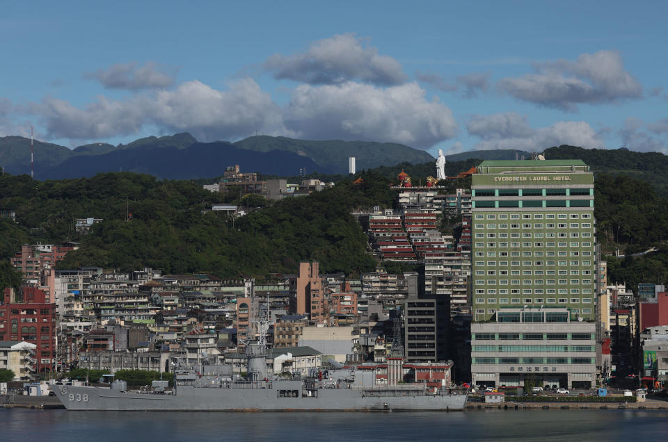 為反制中共軍演，國軍也展開大規模跟監，捍衛領海、空。圖為6日下午靠泊在基隆港東岸的寧陽號飛彈巡防艦。 （中央社照片）
