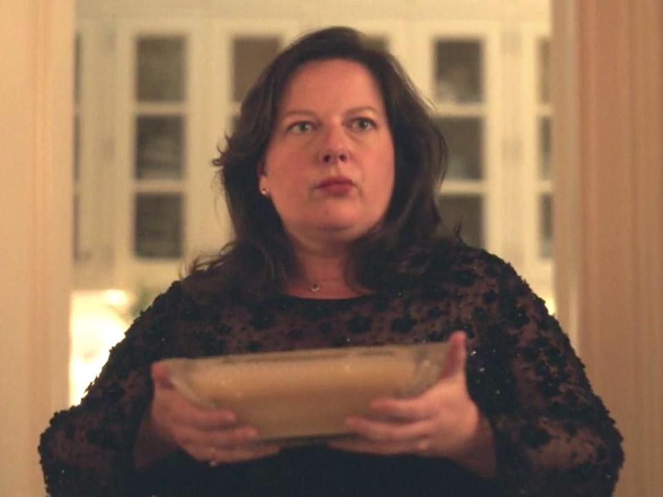 A woman holding a tray of food on season one, episode 10 of "Gossip Girl."