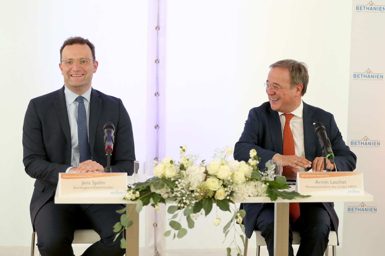 Jens Spahn und Armin Laschet bei einer Pressekonferenz im Krankenhaus Bethanien in Moers (Bild: Andreas Rentz/Getty Images)