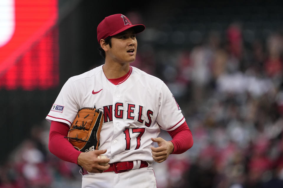 El japonés Shohei Ohtani, de los Angelinos de Los Ángeles, observa desde el montículo en el primer inning del juego del viernes 9 de junio de 2023, ante los Marineros de Seattle (AP Foto/Mark J. Terrill)