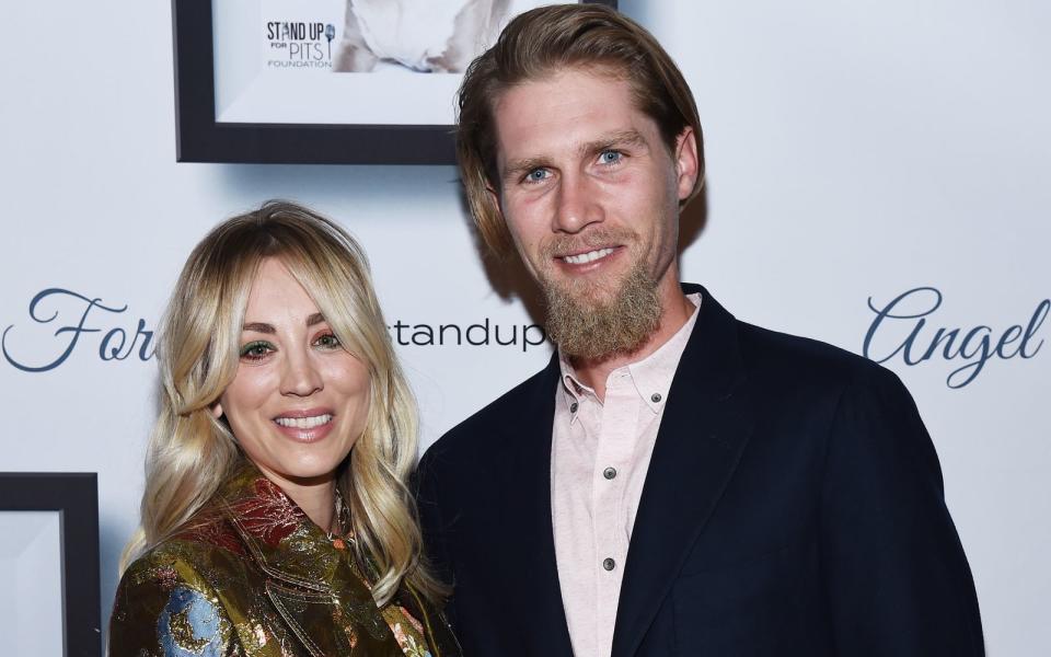 Kaley Cuoco und Karl Cook gaben im September ihre Trennung nach drei Jahren Ehe bekannt. In einer Beziehung waren die "Big Bang Theory"-Darstellerin und der Milliardärssohn seit 2016. "Uns ist klar geworden, dass unsere jetzigen Wege uns in verschiedene Richtungen führen", schrieb das Paar in einer gemeinsamen Erklärung. (Bild: Amanda Edwards/Getty Images)