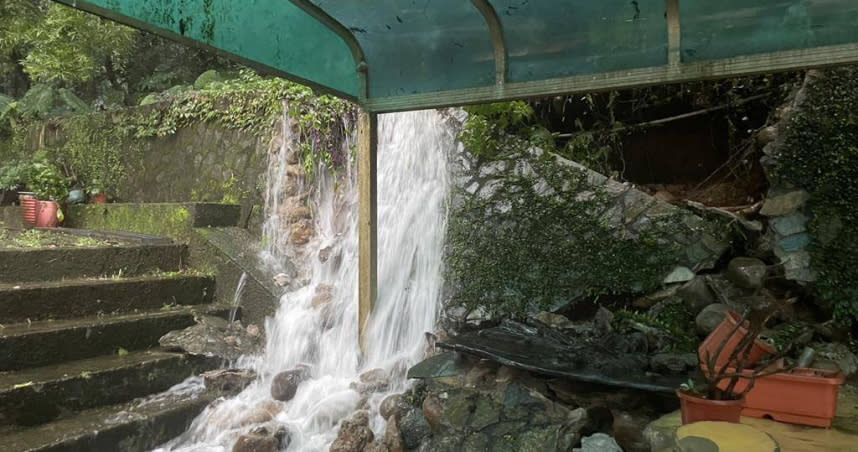 三芝橫山國小因緊鄰山坡，大量雨水流進校園，校方下午緊急撤離學生返家。（圖／教育局提供）