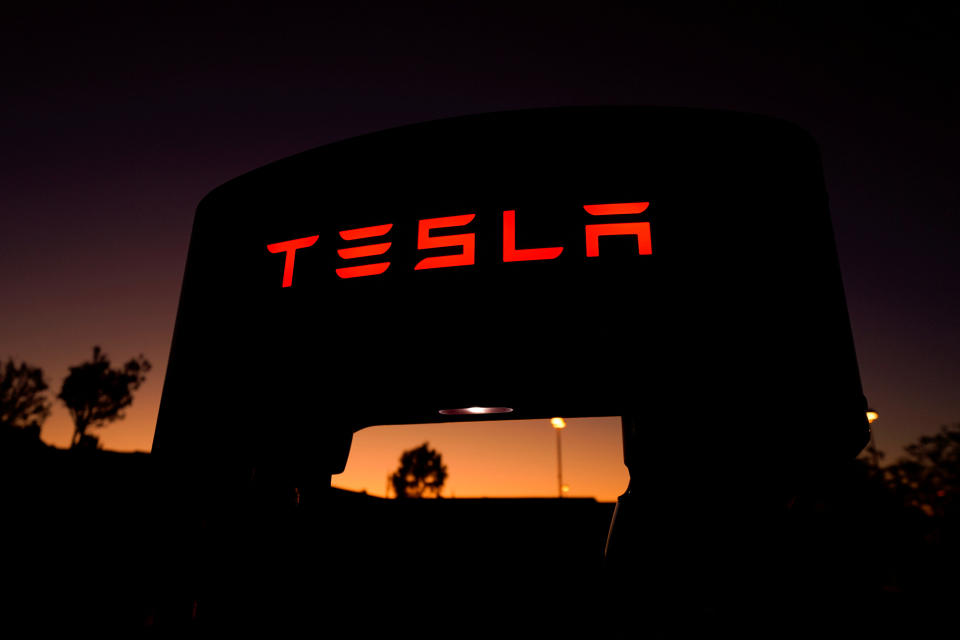 FOTO ARCHIVO: Un supercargador Tesla se muestra en una estación de carga en Santa Clarita, California, Estados Unidos 2 de octubre de 2019. REUTERS/Mike Blake/Foto de archivo