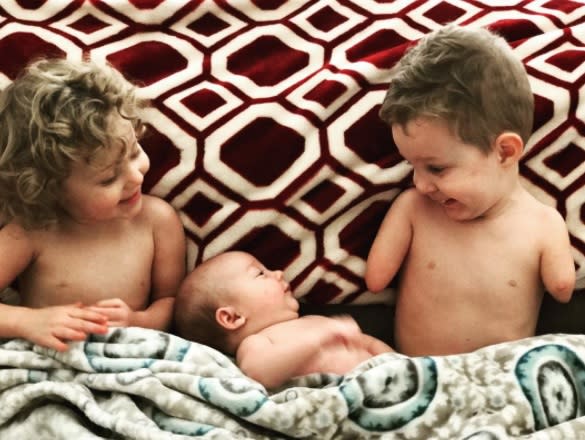 Los tres hermanitos comparte mucho tiempo juntos. Foto: Instagram.com/katiewhiddon