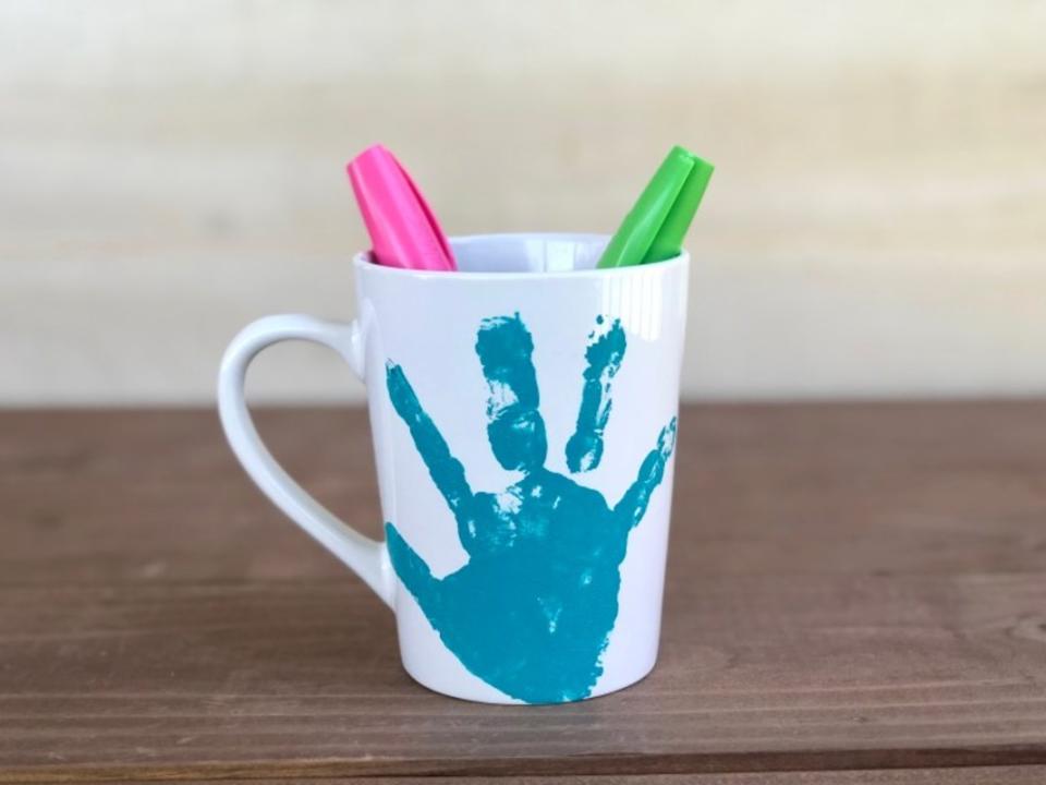 <p>A Crafty Concept</p><p>Whether this becomes a pencil holder or dad’s favorite new mug, this idea from <a href="https://www.acraftyconcept.com/diy-handprint-mug-fathers-day-gift/" rel="nofollow noopener" target="_blank" data-ylk="slk:A Crafty Concept;elm:context_link;itc:0;sec:content-canvas" class="link ">A Crafty Concept</a> uses your little one’s handprint, a mug and markers to create the perfect gift for dad! On the back, it says “Dad, you are so HAND-some!”</p>