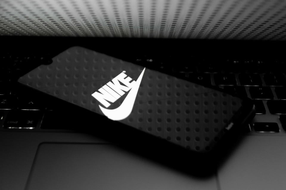 En esta ilustración fotográfica, el logotipo de Nike se muestra en la pantalla de un teléfono inteligente en Atenas, Grecia, el 18 de abril de 2021 (Ilustración fotográfica de Nikolas Kokovlis / NurPhoto a través de Getty Images).