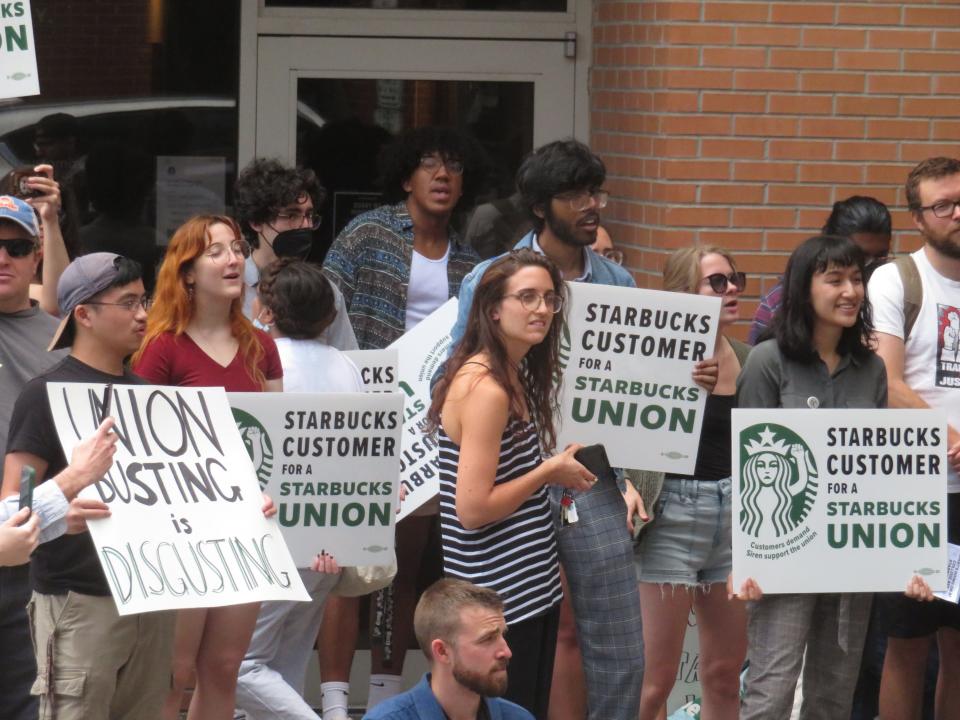 Starbucks customers stand in solidarity with unionized Starbucks workers.