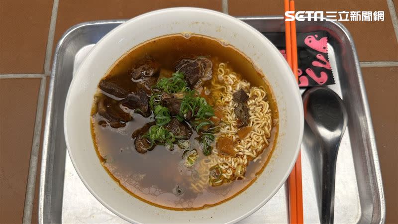 全台首家賣牛肉湯泡麵的店家在台南，挑戰「牛肉湯聖地」的名號。（圖／記者賴俊佑攝影）