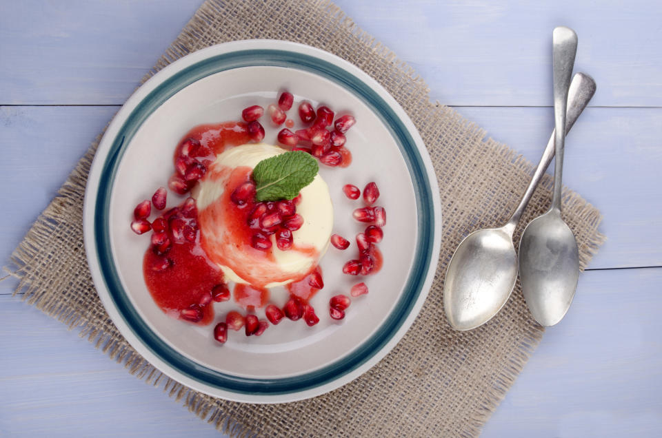 Fruchtig wird das Panna Cotta mit Kokos-Drink und Granatapfel. (Bild:ddp)