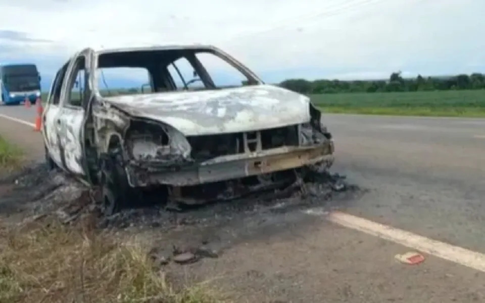 8 pessoas da mesma família somem: Carro carbonizado em que quatro corpos foram encontrados, em Cristalina, Goiás - Foto: Divulgação/Polícia Militar