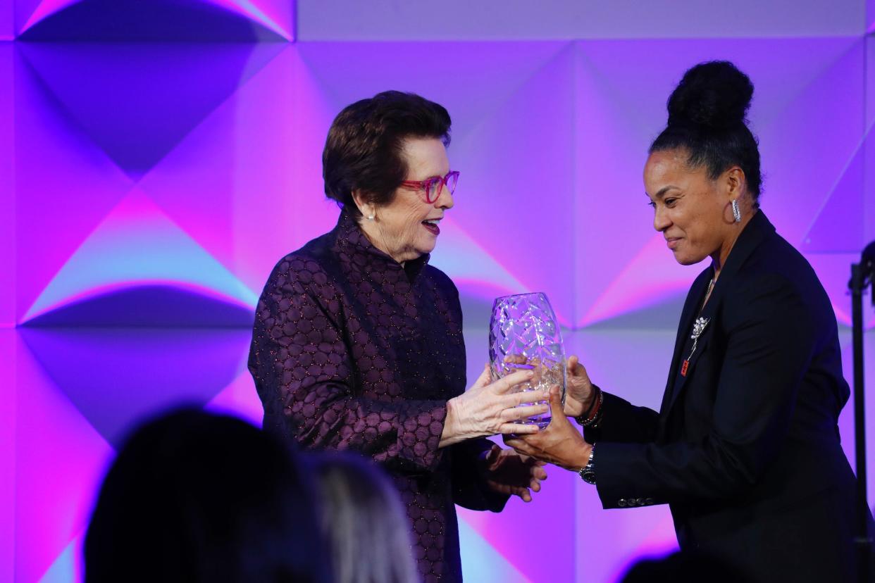 Billie Jean King presents Dawn Staley (right) with the Women's Sports Foundation's Billie Jean King Leadership Award.