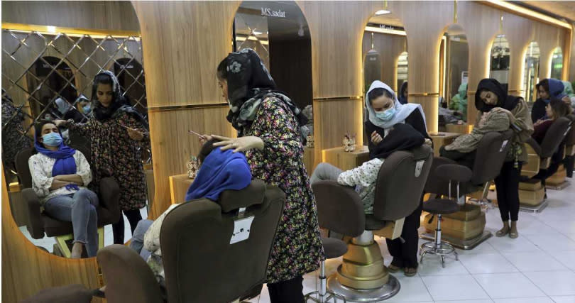 塔利班下令關閉阿富汗所有「女性美容院」。（圖／達志／美聯社）  