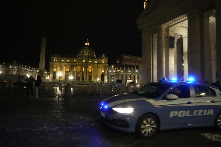 Un patrullero pasa frente a la Plaza San Pedro en el Vaticano