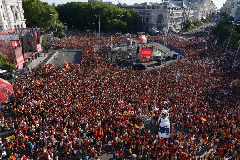 Spain fans gathered at Plaza Cibeles to welcome home their Euro 2024 champions (CESAR MANSO)