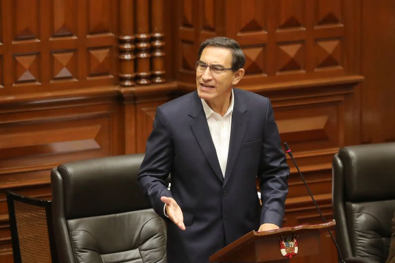 El presidente de Perú, Martín Vizcarra, se dirige al Congreso cuando los legisladores se disponían a votar sobre la posibilidad de destituirlo, en Lima, Perú.