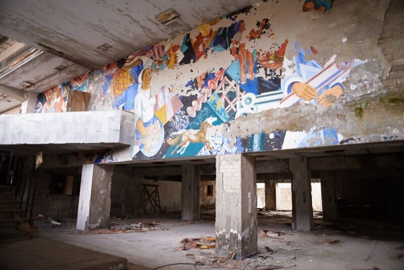 Mural en el edificio de cultura "Energetic" abandonado en Prípiat, cerca de la central nuclear de Chernóbil, en la Zona de Exclusión, Ucrania (Foto: Vitaliy Holovin / Corbis a través de Getty images).