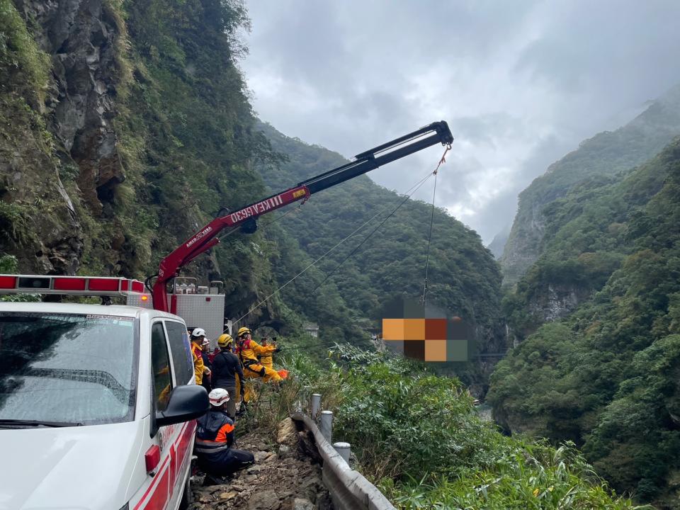 搜救人員於山月吊橋下河床發現顏男。（圖／消防局提供）