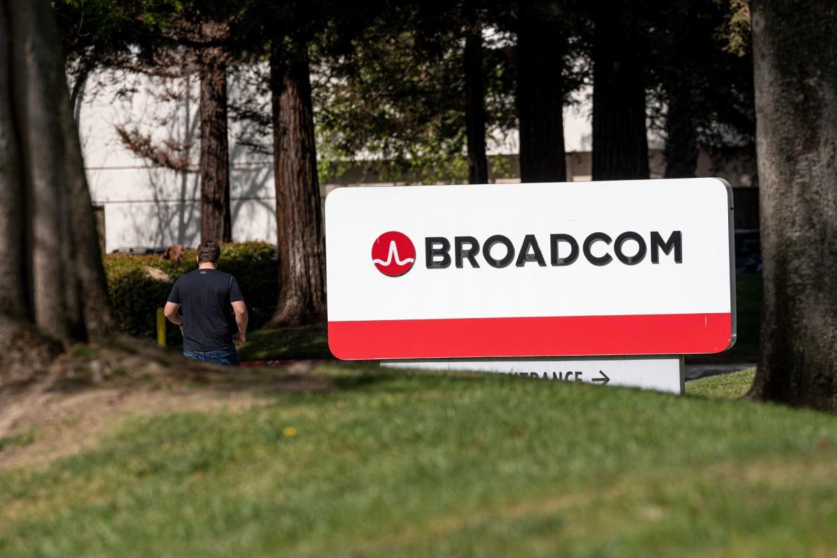 Broadcom Gives Strong Forecast, Evading the Chip Slump
