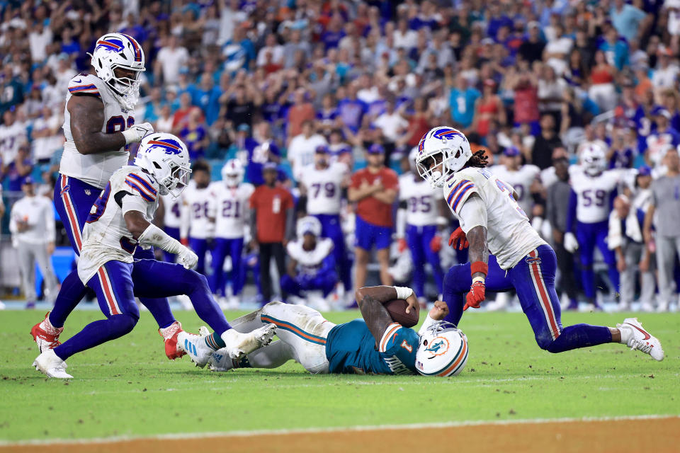 MIAMI GARDENS, FLORIDA - 12 SEPTEMBER: Tua Tagovailoa #1 dari Miami Dolphins tergeletak di tanah setelah bertabrakan dengan Damar Hamlin #3 dari Buffalo Bills pada kuarter ketiga dalam pertandingan di Hard Rock Stadium pada 12 September 2024 di Miami Gardens, Florida. (Foto oleh Carmen Mandato/Getty Images)