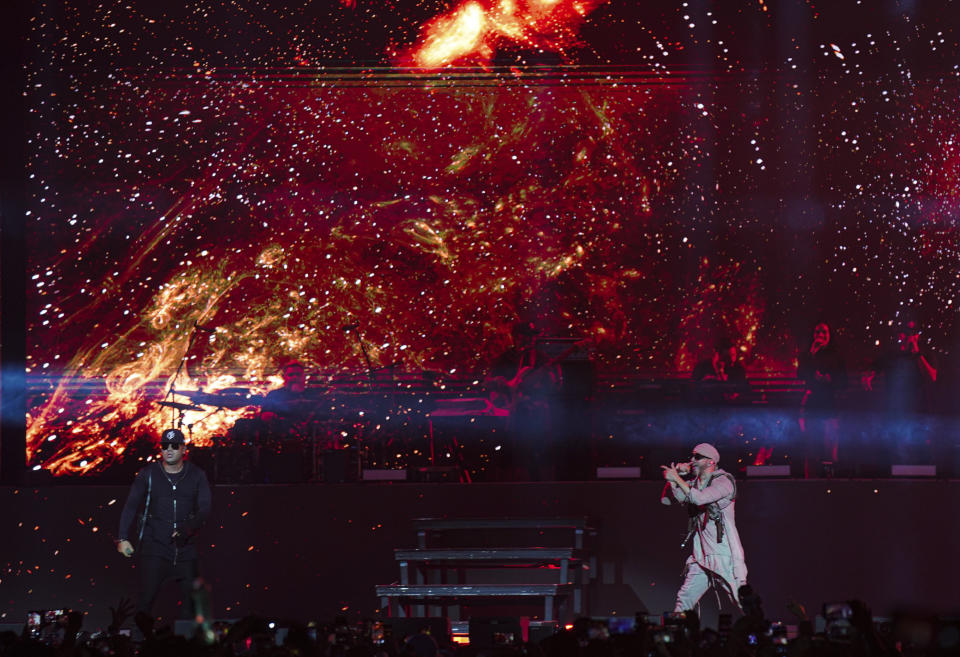 El dúo puertorriqueño de reggaetón Wisin & Yandel durante el primer concierto de su gira del adiós en la Ciudad de México el jueves 25 de agosto de 2022. (Foto AP/Fernando Llano)