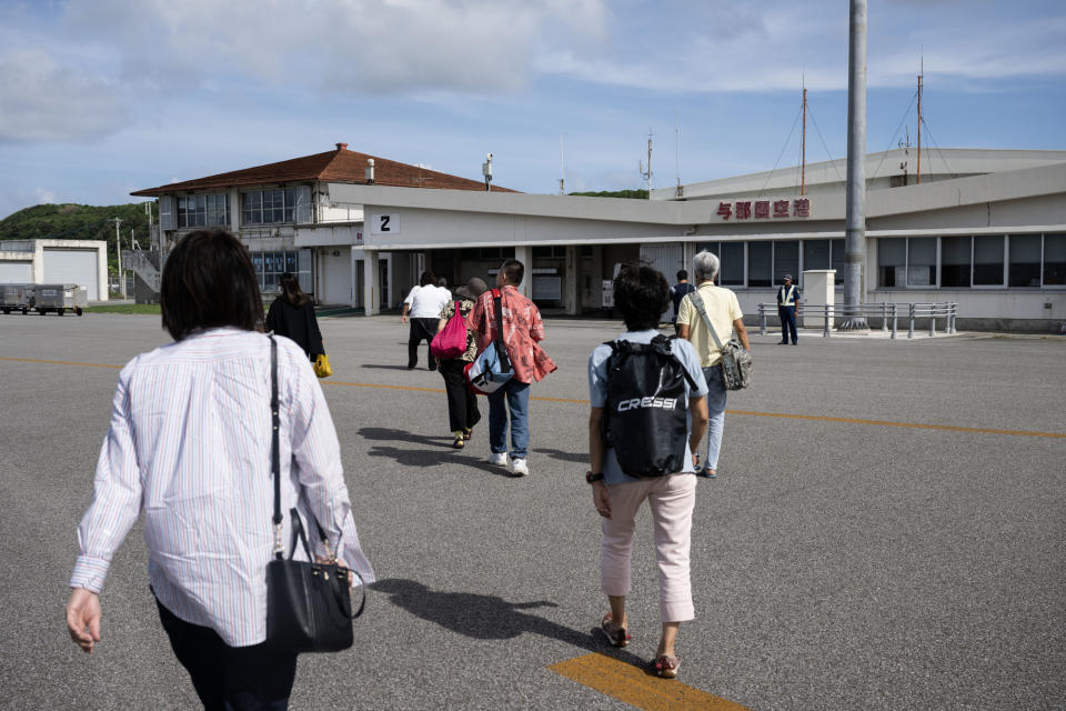 由於二次世界大戰的慘痛記憶，沖繩人對於「戰時要往哪裡逃難？」、「軍隊會不會保護人民？」等問題非常敏感。圖為2023年8月24日，與那國島機場內的旅客。（攝影／楊子磊）