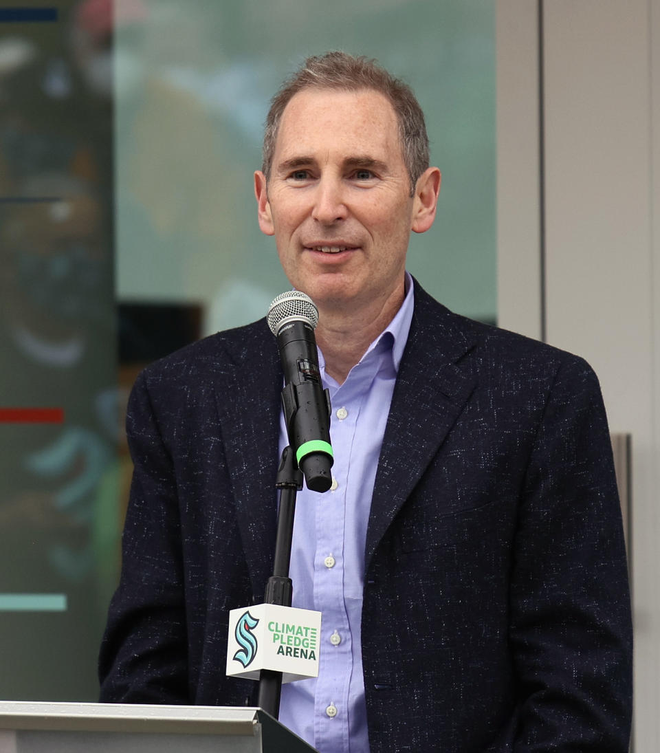 SEATTLE, WASHINGTON – 22. OKTOBER: Andy Jassy, ​​administrerende direktør i Amazon, taler ved den seremonielle klippingen før morgendagens åpningskveld for NHLs nyeste hockeyserie, Seattle Kraken, på Climate Pledge Arena 22. oktober 2021 i Seattle, Washington. (Foto av Bruce Bennett/Getty Images)