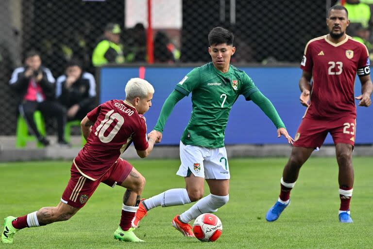 El mediocampista venezolano Yeferson Soteldo (L) y el delantero boliviano Miguel Terceros luchan por el balón durante el partido de fútbol de las eliminatorias sudamericanas de la Copa Mundial de la FIFA 2026 entre Bolivia y Venezuela, en el estadio Municipal de El Alto, Bolivia, el 5 de septiembre de 2024. ( Foto de AIZAR RALDES / AFP)