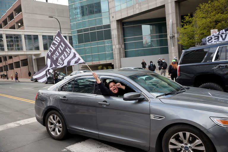 La gente reacciona después de que se leyó el veredicto en el juicio de Derek Chauvin, el 20 de abril de 2021 en Minneapolis, Minnesota.