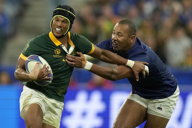 Kurt-Lee Arendse escapa de un tackle de Gaël Fickou en el cuarto de final que Sudáfrica le ganó por un punto al local en Francia 2023.