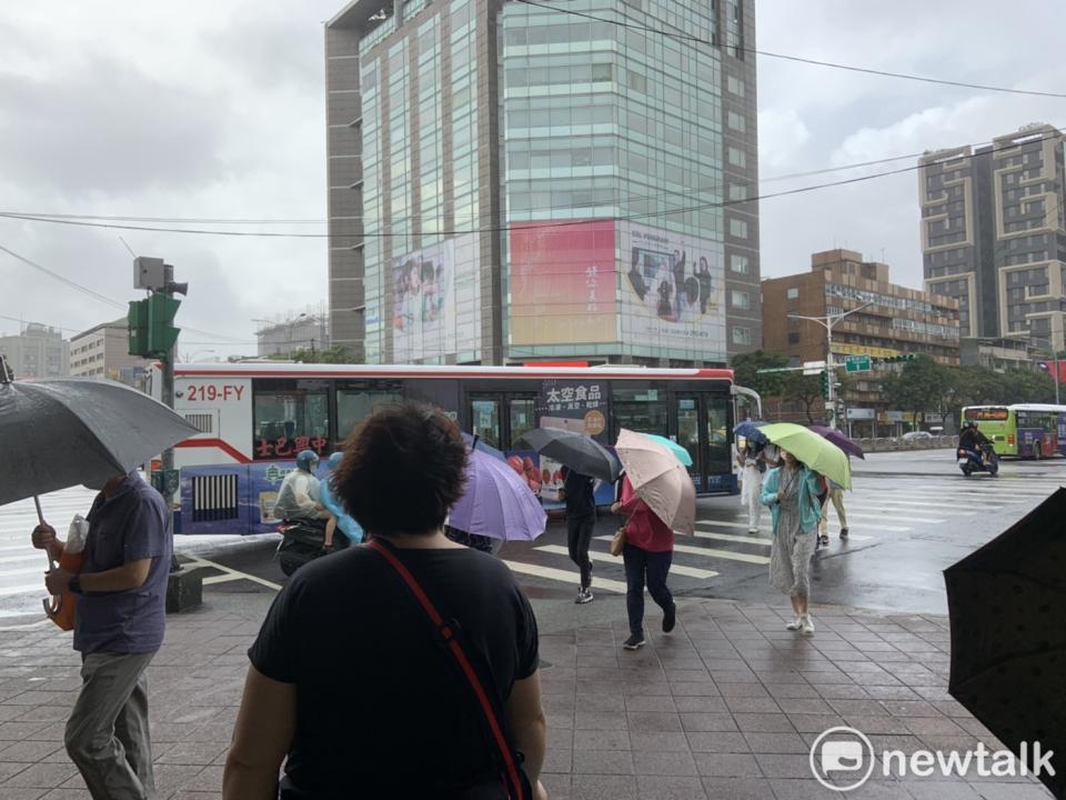 入秋首波東北季風將在午後影響台灣，明日北部高溫可能大幅下降8-10度。   圖：張家寧／攝