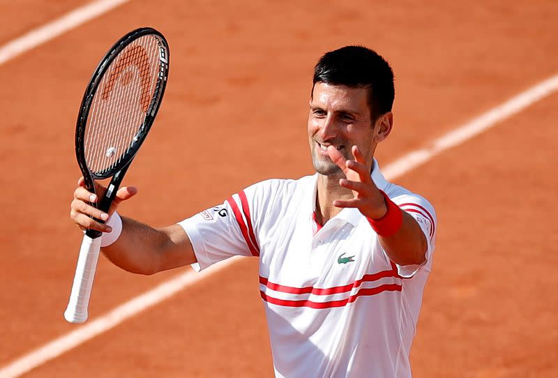 El tenista serbio Novak Djokovic celebra tras derrotar al uruguayo Pablo Cuevas y avanzar a tercera ronda del Abierto de Francia, Roland Garros, París, Francia