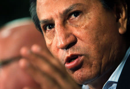 FILE PHOTO: Former president Alejandro Toledo speaks to the media in Lima, January 27, 2011. REUTERS/Mariana Bazo/File Photo