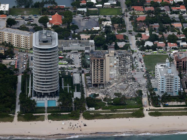 En fotos: impactantes imágenes del edificio que se derrumbó en Miami