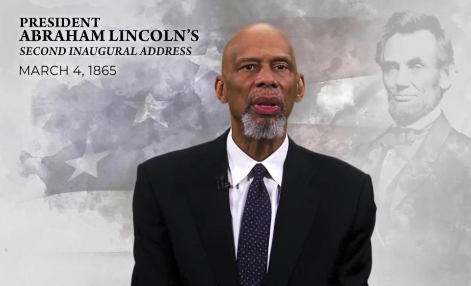 En esta imagen tomada de video, Kareem Abdul-Jabbar participa en el espectáculo "Celebrating America", tras la ceremonia de investidura del presidente Joe Biden, el miércoles 20 de enero del 2021. (Biden Inaugural Committee via AP)