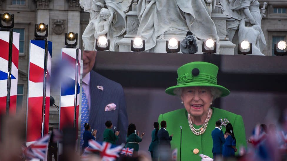 La reina Isabel en una pantalla gigante en la celebración.