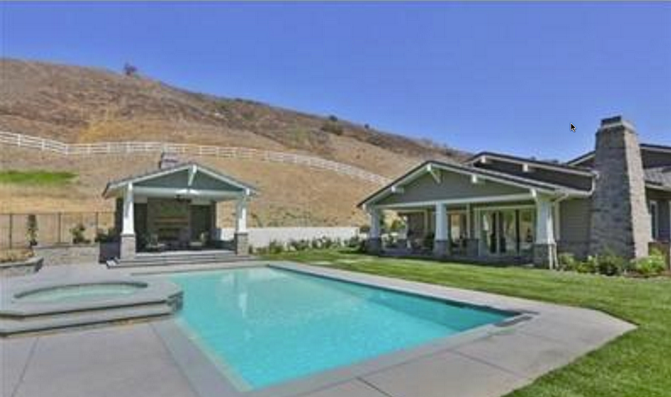 <p>Jenner and her friends can also catch some rays by the pool. (Trulia.com) </p>