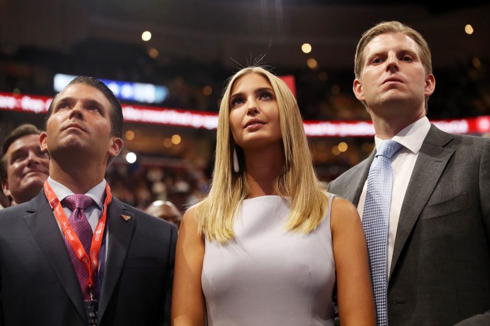 Eine Familie als Business: Donald Trump Jr. (links), Ivanka Trump und Eric Trump stehen ihrem Vater in seinen politischen Bemühungen treu zur Seite. (Bild: Getty Images / Joe Raedle)